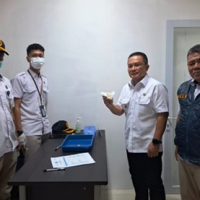 Bupati Kuningan didampingi Kepala BNN Kuningan saat tes urine pejabat eselon II dan III.